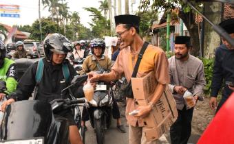 Bawaslu Kabupaten Tegal Bagikan Takjil kepada Masyarakat