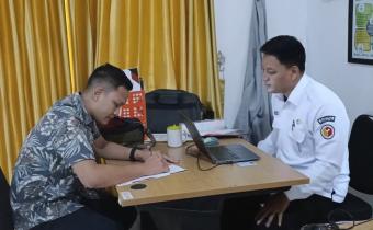 Petugas Pelayanan Informasi PPID Bawaslu Kabupaten Tegal sedang menerima Permohonan Informasi