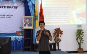 Bawaslu Kabupaten Tegal terus berupaya memperkuat kesadaran demokrasi dan partisipasi masyarakat melalui berbagai kegiatan pendidikan politik. Salah satu upaya tersebut diwujudkan melalui kegiatan Konsolidasi Demokrasi bersama mahasiswa Universitas Bhamada Slawi yang dilaksanakan pada Senin (15/6/2026) di Aula Universitas Bhamada Slawi, Kabupaten Tegal.  Kegiatan yang mengusung tema “Peran Generasi Muda dalam Memperkuat Demokrasi dan Pengawasan Partisipatif” tersebut menghadirkan Koordinator Divisi Penangan