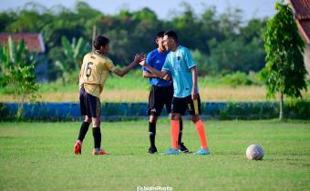 Bawaslu Kabupaten Tegal Bangun Soliditas Melalui Laga Persahabatan Sepak Bola