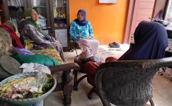 Dari Obrolan Penjual Sayur, Bawaslu Kabupaten Tegal Temukan Makna Demokrasi di Tengah Masyarakat